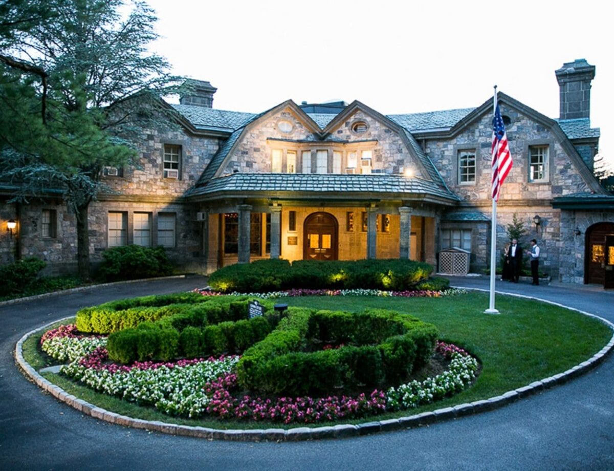 front of tappen hill manasion