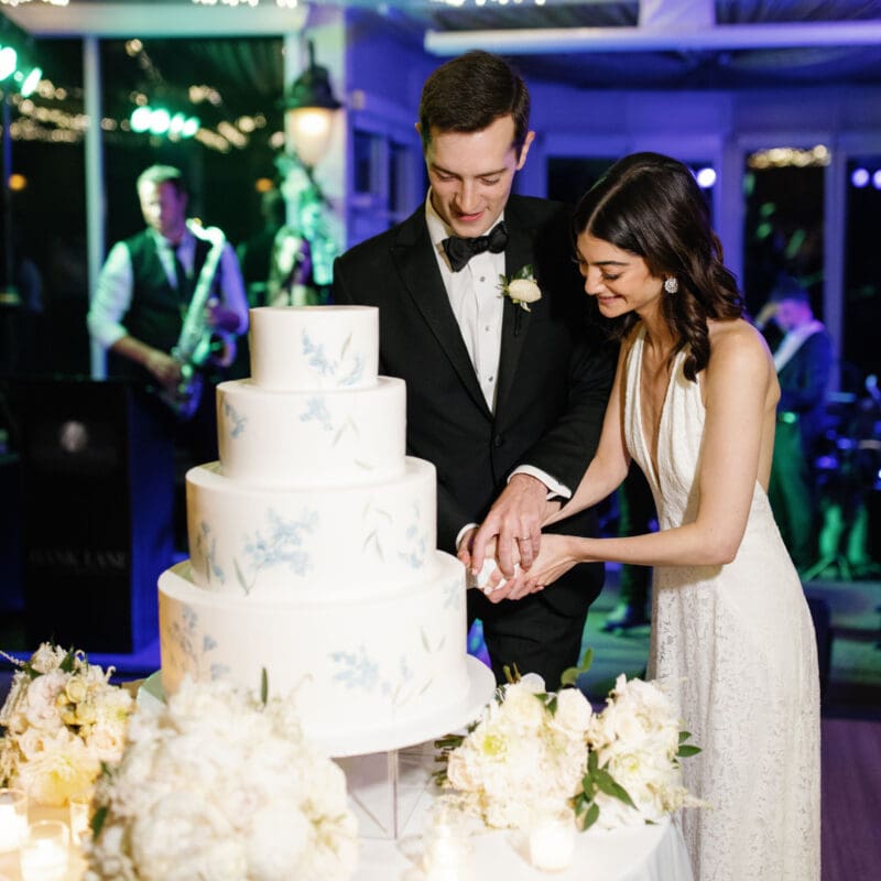 wedding couple cutting the cake